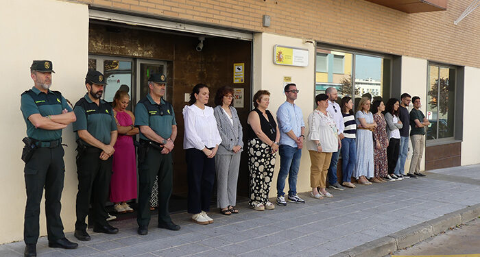 Minuto de silencio en la Subdelegación del Gobierno de Guadalajara para condenar el asesinato machista de una mujer en Málaga