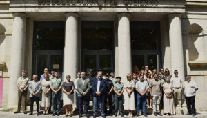 Minuto de silencio en la Subdelegación del Gobierno en Cuenca por el asesinato por violencia de género de una mujer en Málaga
