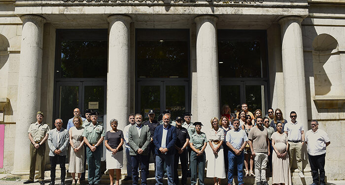 Minuto de silencio en la Subdelegación del Gobierno en Cuenca por el asesinato por violencia de género de una mujer en Málaga