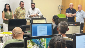 Ocho personas participan en un taller de recualificación profesional sobre pintura en Azuqueca