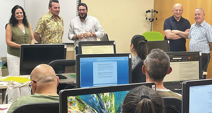 Ocho personas participan en un taller de recualificación profesional sobre pintura en Azuqueca