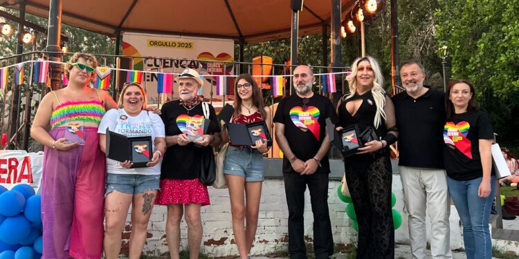 La celebración festiva y reivindicativa del Orgullo 2025 se consolida en Cuenca, este año pregonada por la DJ y artista conquense Chelo 1 Orgullo 20250627 foto familia