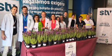 Plantas a cambio de plástico en el Hospital de Guadalajara para concienciar sobre la necesidad de preservar el medio ambiente