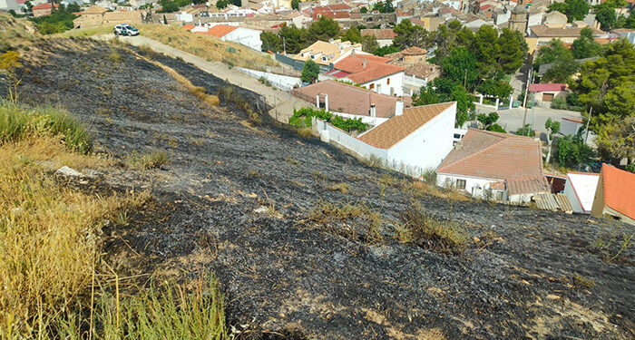 Quema controlada en laderas del Cerro del Castillo de Huete