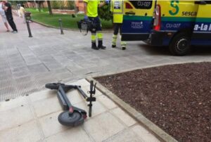 Trasladada una mejor de edad al Hospital Virgen de la Luz tras sufrir un accidente con un patinete ocupado por dos personas en Cuenca 2 Trasladada una mejor de edad al Hospital Virgen de la Luz tras sufrir un accidente con un patinete ocupado por dos personas en Cuenca