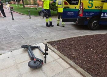 Trasladada una mejor de edad al Hospital Virgen de la Luz tras sufrir un accidente con un patinete ocupado por dos personas en Cuenca