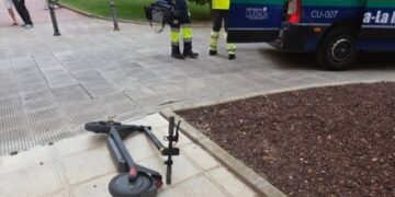 Trasladada una mejor de edad al Hospital Virgen de la Luz tras sufrir un accidente con un patinete ocupado por dos personas en Cuenca