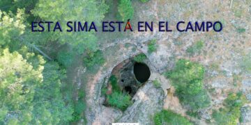 Vídeo 4K. Esta sima está en el campo. Te la enseñamos