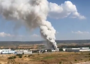 Activado el PLATECAM en fase de alerta por el incendio de una fábrica de baterias de litio en el polígono industrial de Azuqueca de Henares
