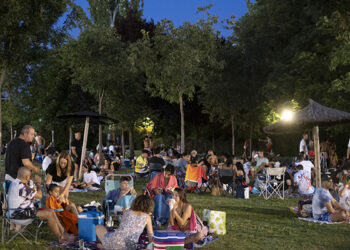 Cerca de 1.000 personas disfrutaron del primer Viernes a la Luna en Azuqueca y la música de DJ Tapias