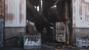 Comienzan las tareas de limpieza en la empresa incendiada el pasado viernes en el polígono Ródano de Azuqueca