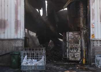 Comienzan las tareas de limpieza en la empresa incendiada el pasado viernes en el polígono Ródano de Azuqueca