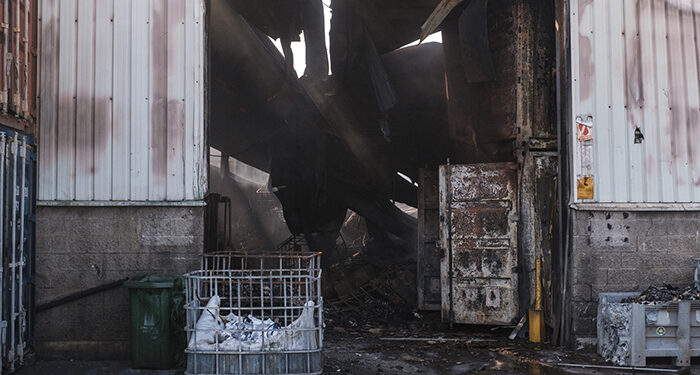 Comienzan las tareas de limpieza en la empresa incendiada el pasado viernes en el polígono Ródano de Azuqueca