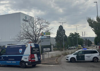 Cuatro heridos, tres de ellos bomberos, y 700 trabajadores desalojados tras un incendio en un depósito de una farmacéutica en Azuqueca
