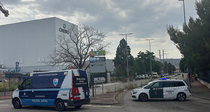 Cuatro heridos, tres de ellos bomberos, y 700 trabajadores desalojados tras un incendio en un depósito de una farmacéutica en Azuqueca