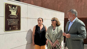 El Ayuntamiento de Cuenca coloca una placa por el centenario del nacimiento de Torner junto a su Monumento a la Constitución 2 El Ayuntamiento de Cuenca coloca una placa por el centenario del nacimiento de Torner junto a su Monumento a la Constitución