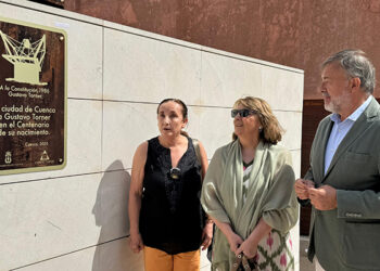 El Ayuntamiento de Cuenca coloca una placa por el centenario del nacimiento de Torner junto a su Monumento a la Constitución
