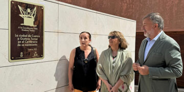 El Ayuntamiento de Cuenca coloca una placa por el centenario del nacimiento de Torner junto a su Monumento a la Constitución