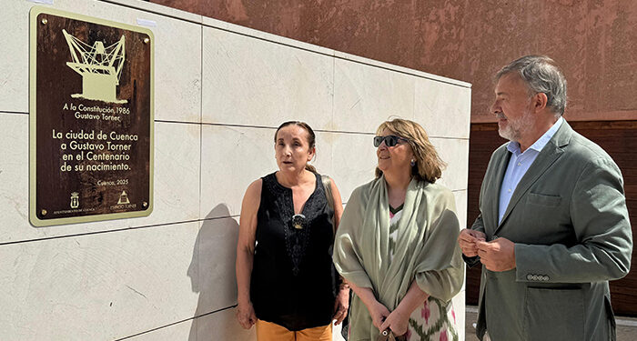 El Ayuntamiento de Cuenca coloca una placa por el centenario del nacimiento de Torner junto a su Monumento a la Constitución 1 El Ayuntamiento de Cuenca coloca una placa por el centenario del nacimiento de Torner junto a su Monumento a la Constitución