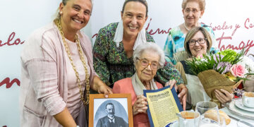 El Ayuntamiento de Guadalajara reconoce la trayectoria vital de Ana María Atares Soriano, nieta del alcalde Blas Soriano Palacín