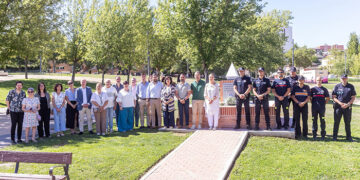 El Ayuntamiento de Guadalajara rinde homenaje a las víctimas de la COVID-19 y colectivos esenciales en el quinto aniversario del monumento conmemorativo