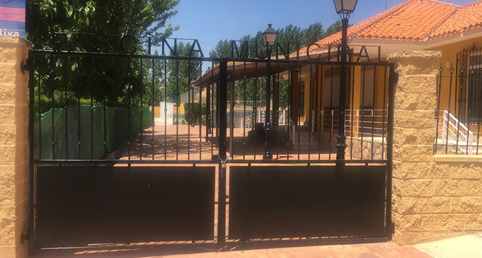 El PP denuncia el ‘boicot’ de la alcaldesa de Pinarejo a la apertura del kiosko de la piscina, “no quiere competencia al único bar del pueblo, que es el suyo” 1 El PP denuncia el ‘boicot’ de la alcaldesa de Pinarejo a la apertura del kiosko de la piscina, “no quiere competencia al único bar del pueblo, que es el suyo”