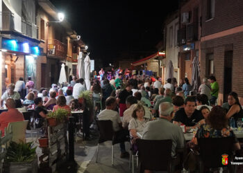 El cine al aire libre y el rock llenan de vida el fin de semana en Yunquera