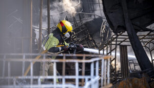 El incendio de la fábrica del polígono Ródano de Azuqueca sigue evolucionando favorablemente