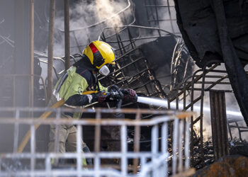 El incendio de la fábrica del polígono Ródano de Azuqueca sigue evolucionando favorablemente