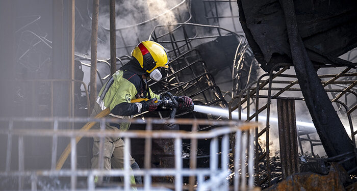El incendio de la fábrica del polígono Ródano de Azuqueca sigue evolucionando favorablemente