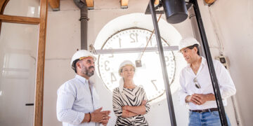 El reloj del Ayuntamiento de Guadalajara vuelve a sonar tras una profunda restauración de su torre del campanario