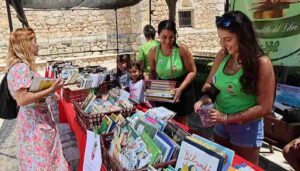 Fuentenovilla celebra su XI Mercadillo del Libro de Segunda Mano en el 20º aniversario de la Biblioteca 2 Fuentenovilla celebra su XI Mercadillo del Libro de Segunda Mano en el 20º aniversario de la Biblioteca