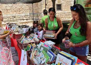Fuentenovilla celebra su XI Mercadillo del Libro de Segunda Mano en el 20º aniversario de la Biblioteca