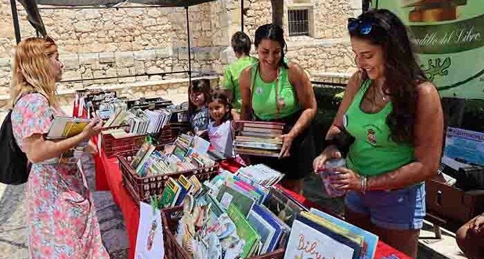 Fuentenovilla celebra su XI Mercadillo del Libro de Segunda Mano en el 20º aniversario de la Biblioteca 1 Fuentenovilla celebra su XI Mercadillo del Libro de Segunda Mano en el 20º aniversario de la Biblioteca