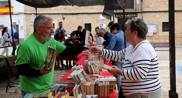 Fuentenovilla saca los libros a la calle 1 Fuentenovilla saca los libros a la calle
