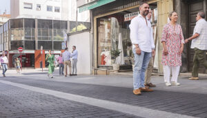 Guarinos destaca la eficiencia y rapidez de las obras de asfaltado en Ingeniero Mariño y Miguel Fluiters