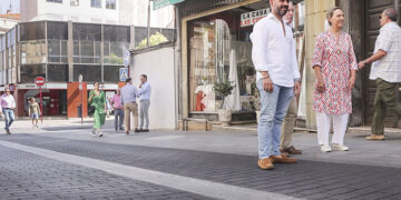 Guarinos destaca la eficiencia y rapidez de las obras de asfaltado en Ingeniero Mariño y Miguel Fluiters