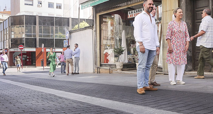 Guarinos destaca la eficiencia y rapidez de las obras de asfaltado en Ingeniero Mariño y Miguel Fluiters