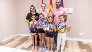 Guarinos recibe a los jóvenes medallistas del Club Vera de Gimnasia Artística tras su éxito en el Campeonato de España