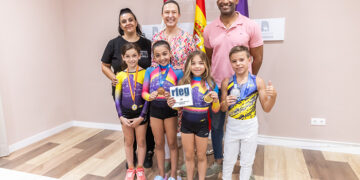Guarinos recibe a los jóvenes medallistas del Club Vera de Gimnasia Artística tras su éxito en el Campeonato de España
