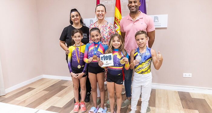 Guarinos recibe a los jóvenes medallistas del Club Vera de Gimnasia Artística tras su éxito en el Campeonato de España