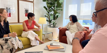 Isabel Rodríguez firma con la alcaldesa de Mira una ayuda de 126.583 euros para actualizar el Plan de Acción Local del municipio tras la DANA
