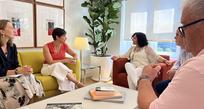 Isabel Rodríguez firma con la alcaldesa de Mira una ayuda de 126.583 euros para actualizar el Plan de Acción Local del municipio tras la DANA