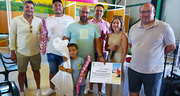 José Santiago García demostró en Las Pedroñeras ser el más habilidoso a los mandos del tractor al emplear algo más de un minuto en un exigente recorrido 1 José Santiago García demostró en Las Pedroñeras ser el más habilidoso a los mandos del tractor al emplear algo más de un minuto en un exigente recorrido