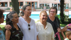 Juegos tradicionales, almuerzo y actividades en familia abuelos y nietos celebran su día en la Piscina de San Roque