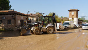 La Diputación de Guadalajara moviliza brigadas y maquinaria para limpiar calles en Valdeaveruelo y Torrejón del Rey