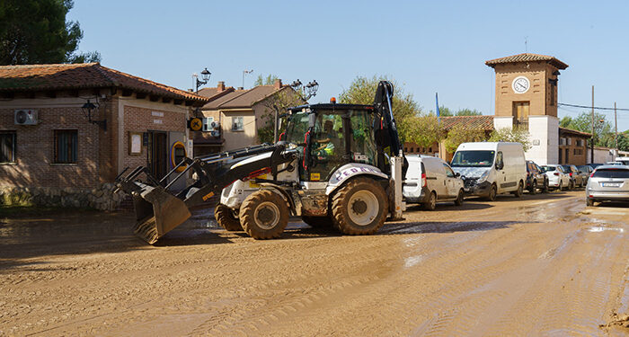 La Diputación de Guadalajara moviliza brigadas y maquinaria para limpiar calles en Valdeaveruelo y Torrejón del Rey