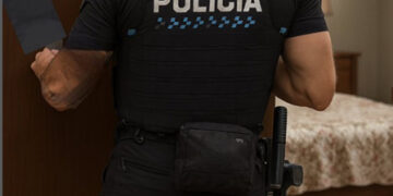 La Policía Local de Cuenca auxilia a una persona en silla de ruedas que había caído en su domicilio