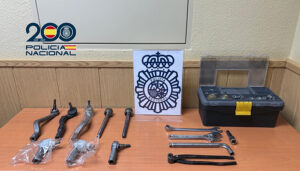 La Policía Nacional detiene a dos falsos mecánicos que intentaron estafar a un conductor de 78 años en Guadalajara