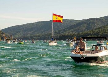 La Virgen del Carmen surca un Entrepeñas rebosante en la ribera de Pareja